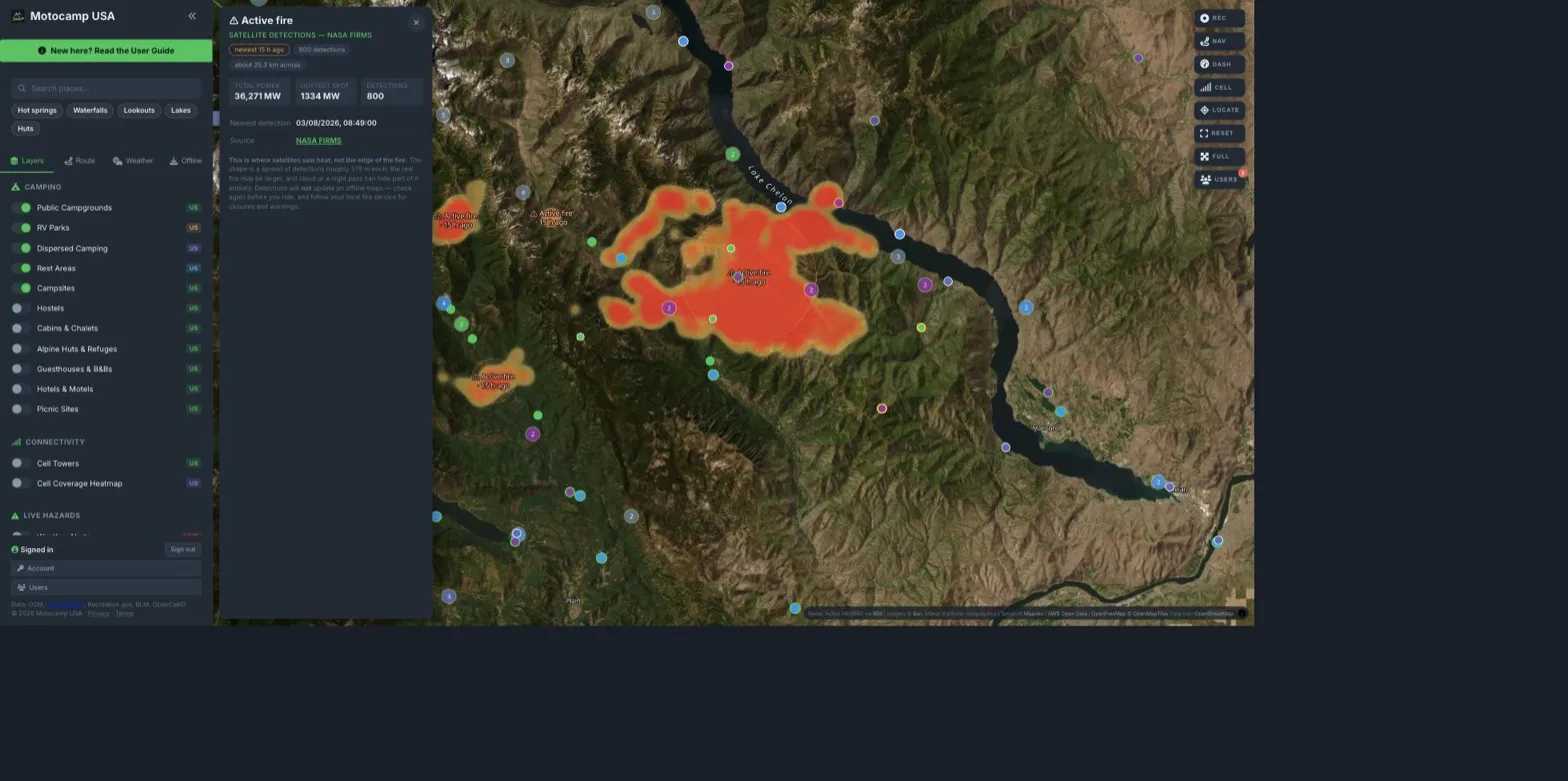 A large wildfire glowing beside Lake Chelan in Washington State, drawn as an orange heat bloom labelled Active fire, with a card open showing 36,271 megawatts of total power across 800 satellite detections spread over 25.3 kilometres.